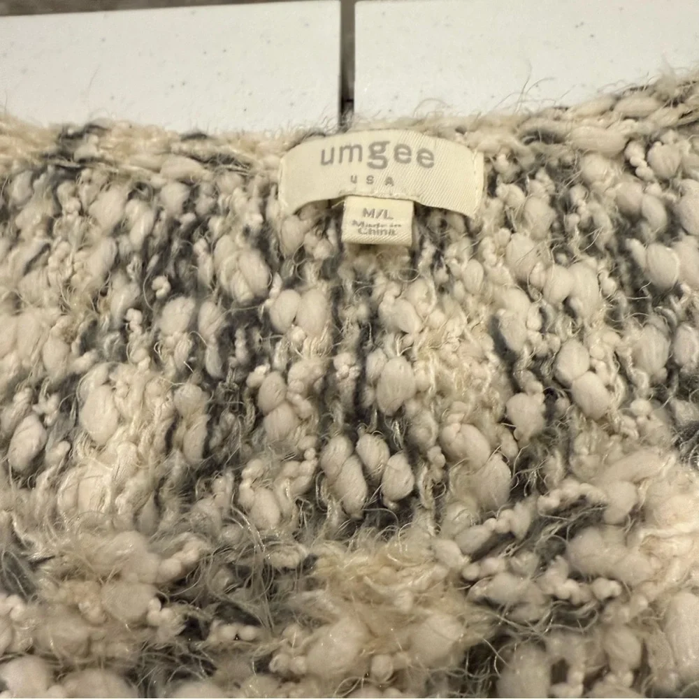 Umgee Chunky Knit Sweater Frayed Hem Oversized White/Gray Poncho Women’s Sz M/L